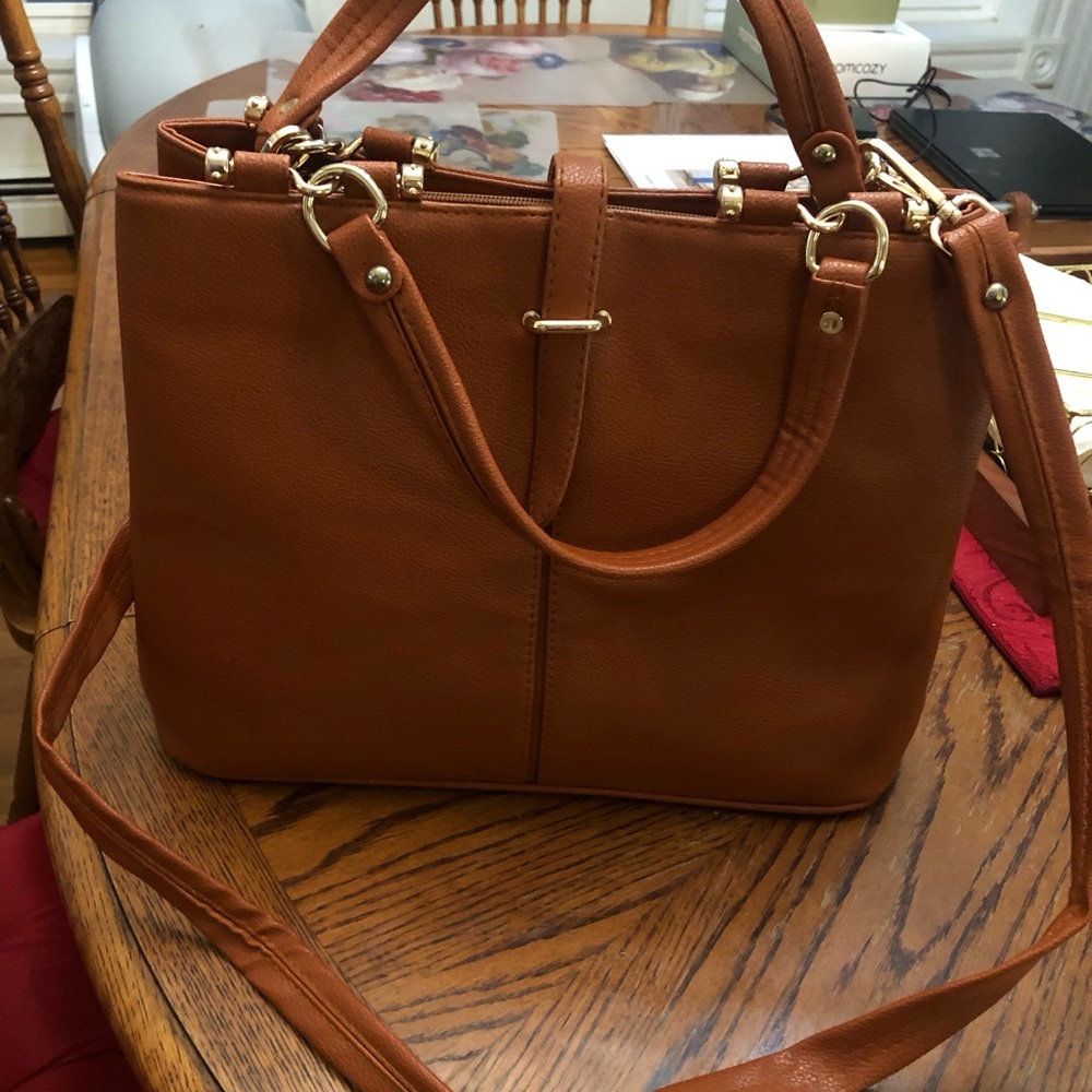 Elegant Brown Handbag with Shoulder Strap and Leather Feel